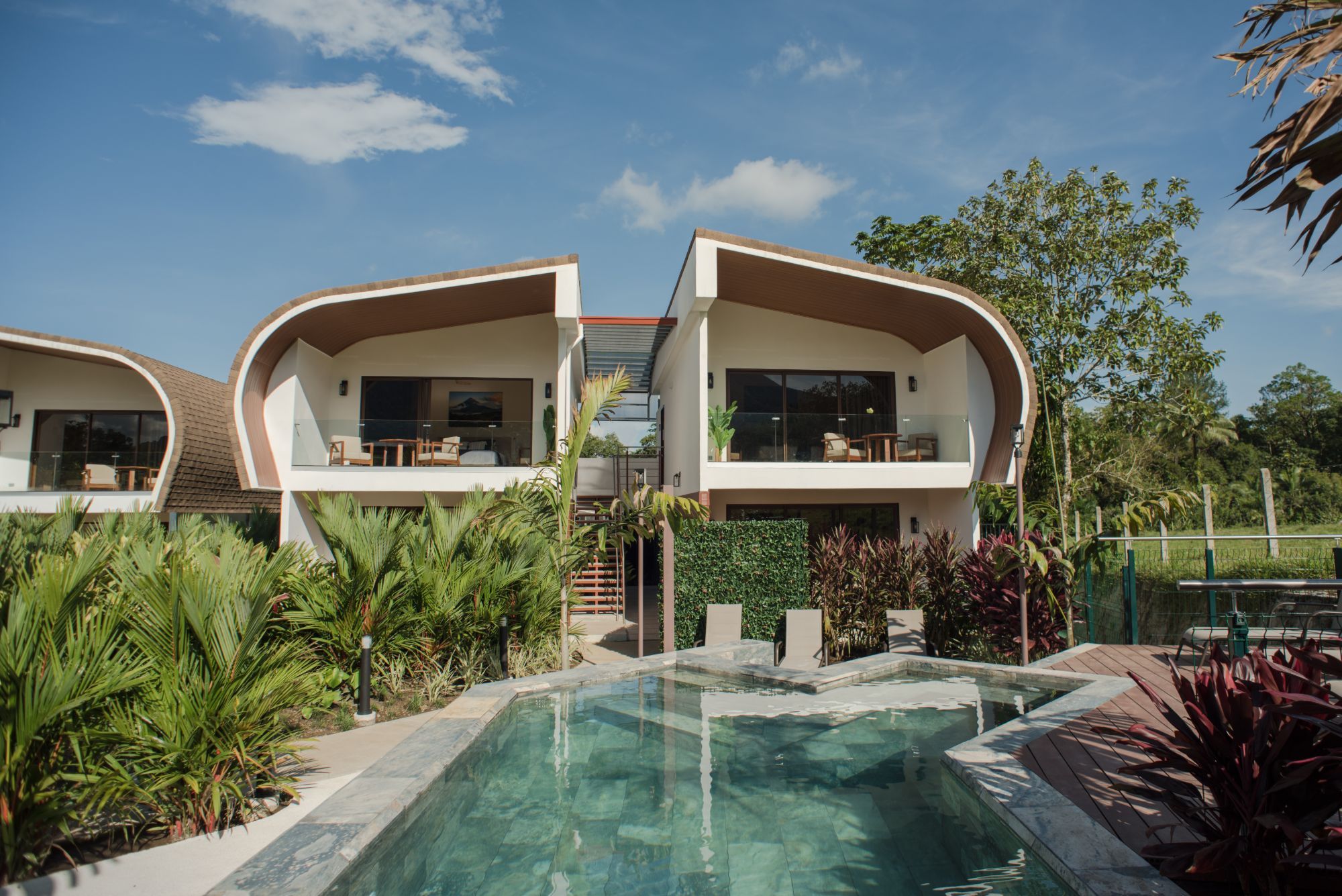 The pool and rooms at Fortuna Retreat